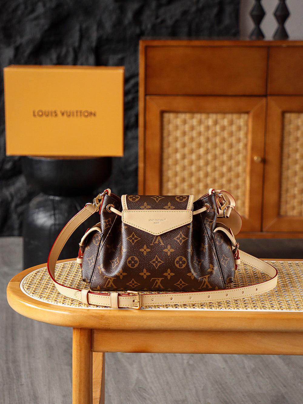 Louis Vuitton second-hand luxury goods, old money style, fashionable and versatile commuting